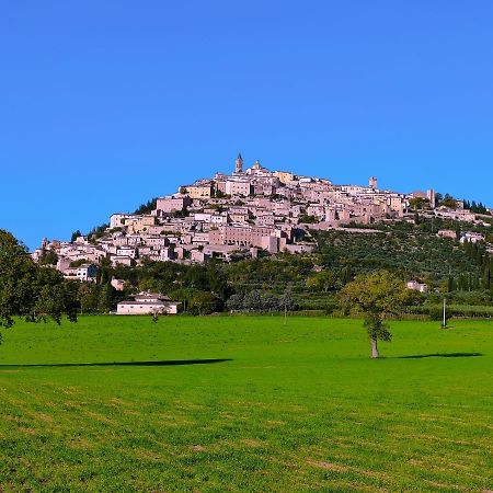 Il Cortiletto Casa Vacanza Trevi Luaran gambar